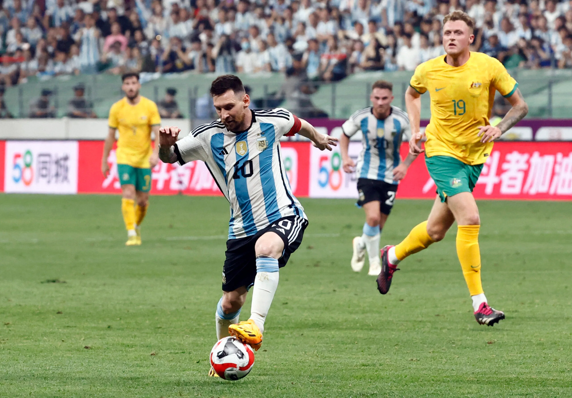 Messi khống chế bóng trong trận Argentina thắng Australia 2-0 tối 15/6 tại Bắc Kinh, Trung Quốc. Ảnh: Reuters