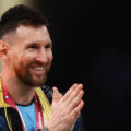 Messi trong lễ nhận danh hiệu World Cup 2022 cùng Argentina trên sân Lusail, Qatar ngày 18/12/2022. Ảnh: Reuters