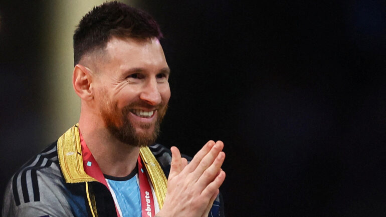 Messi trong lễ nhận danh hiệu World Cup 2022 cùng Argentina trên sân Lusail, Qatar ngày 18/12/2022. Ảnh: Reuters