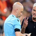 Tình huống trọng tài Anthony Taylor rút thẻ vàng phạt Mourinho trong trận chung kết Europa League trên sân Puskas ở Budapest, Hungary tối 31/5/2023. Ảnh: AP