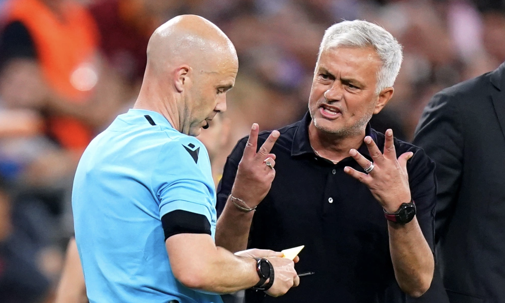 Tình huống trọng tài Anthony Taylor rút thẻ vàng phạt Mourinho trong trận chung kết Europa League trên sân Puskas ở Budapest, Hungary tối 31/5/2023. Ảnh: AP