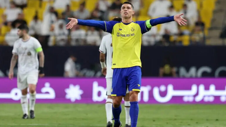 Ronaldo (áo vàng) chơi trận Al Nassr thắng Al Shabab 3-2 hôm 23/5. Ảnh: Reuters