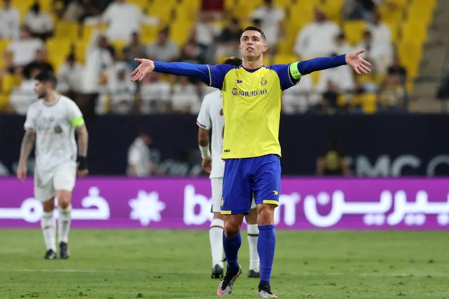 Ronaldo (áo vàng) chơi trận Al Nassr thắng Al Shabab 3-2 hôm 23/5. Ảnh: Reuters