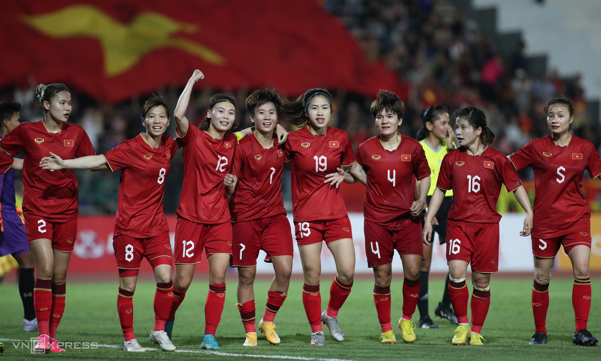 Các cô gái vàng của tuyển Việt Nam đánh bại Myanmar 2-0 ở chung kết SEA Games 32, tối 15/5 tại Campuchia. Ảnh: Đức Đồng