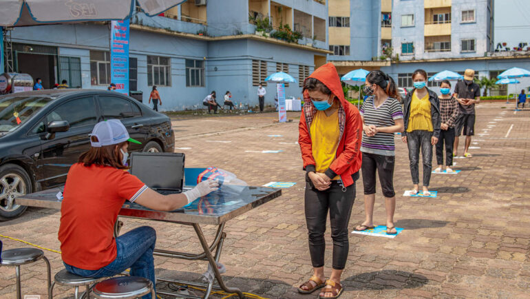 Công nhân Khu công nghiệp Kim Chung (Đông Anh, Hà Nội) xếp hàng báo thông tin để nhận gạo hỗ trợ trong đợt dịch năm 2020. Ảnh: Thanh Huế