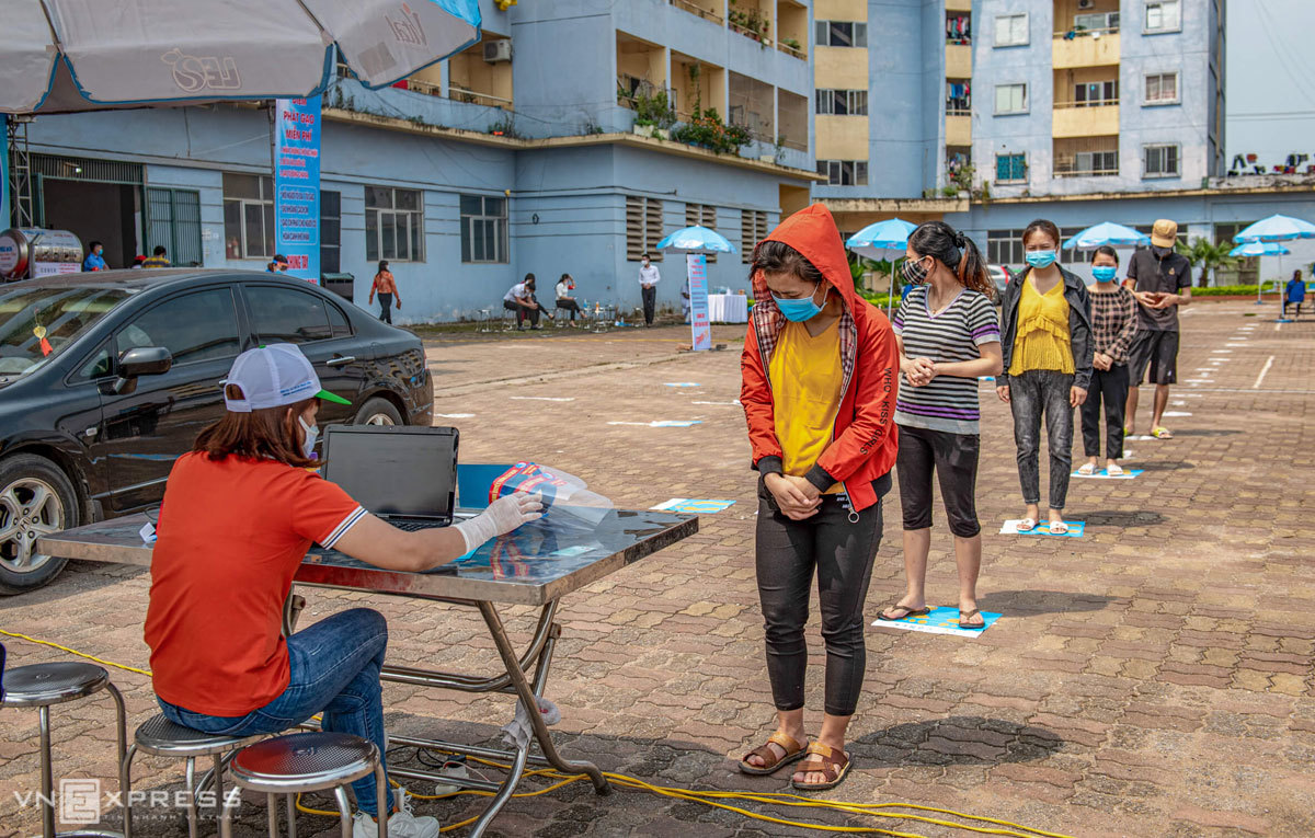 Công nhân Khu công nghiệp Kim Chung (Đông Anh, Hà Nội) xếp hàng báo thông tin để nhận gạo hỗ trợ trong đợt dịch năm 2020. Ảnh: Thanh Huế