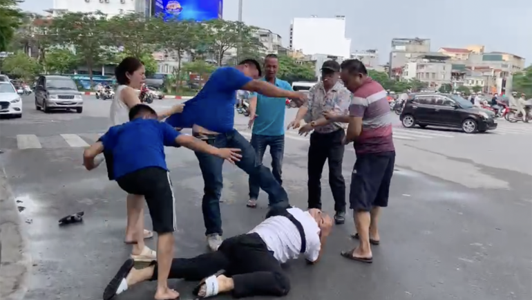 Hành vi đánh phóng viên bị ghi lại. Ảnh: Cắt từ video