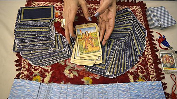 Tarot là bộ bài gồm 78 lá bài in hình ảnh các hình mẫu, biểu tượng, sự việc khác nhau. Những hình ảnh này đại diện cho một loạt những trải nghiệm một người có thể gặp trong đời khi người xem tarot bốc phải bất kỳ một lá bài nào trong bộ bài. Ảnh minh họa: Philstar.