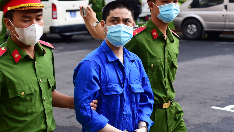 Bị cáo Trần Hoàn Tiên được đưa đến tòa. Ảnh: Thanh Tùng