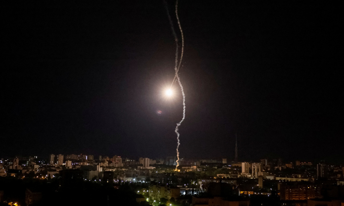 Vật thể bốc cháy trên bầu trời Kiev trong cuộc không kích rạng sáng 16/5. Ảnh: Reuters