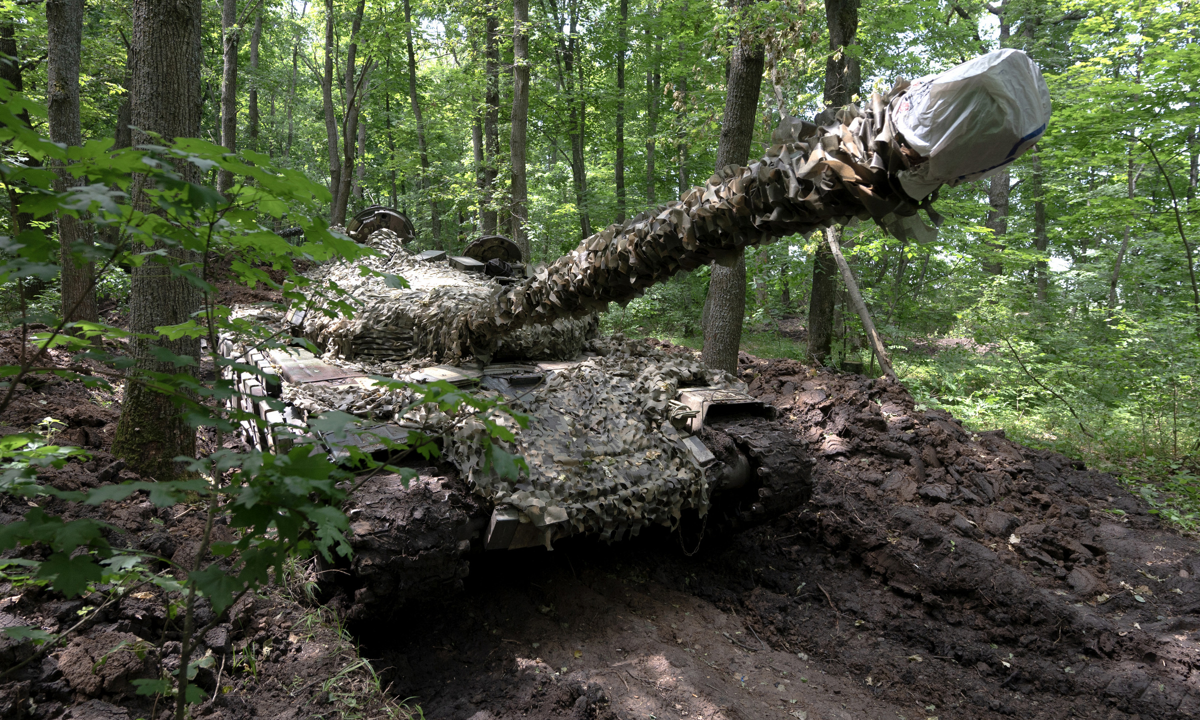 Xe tăng Ukraine triển khai gần tiền tuyến ở tỉnh Kharkov hôm 15/6. Ảnh: AFP