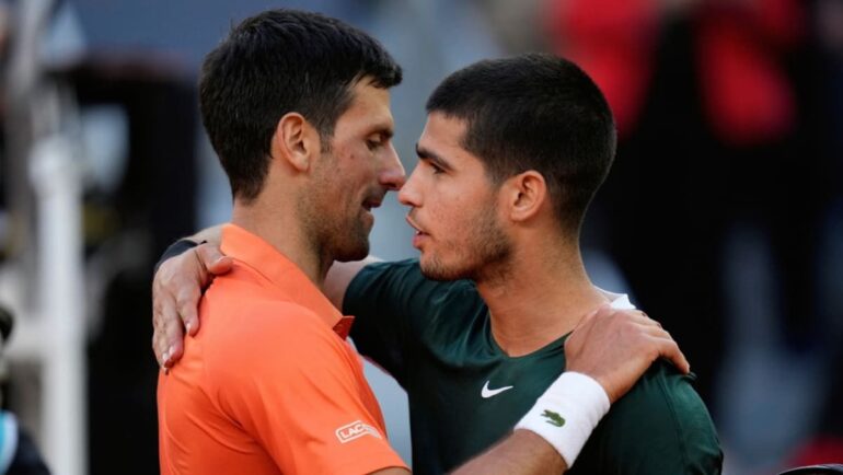 Djokovic chúc mừng Alcaraz sau trận bán kết Madrid Mở rộng 2022, nơi Nole thua sau ba set. Ảnh: AP