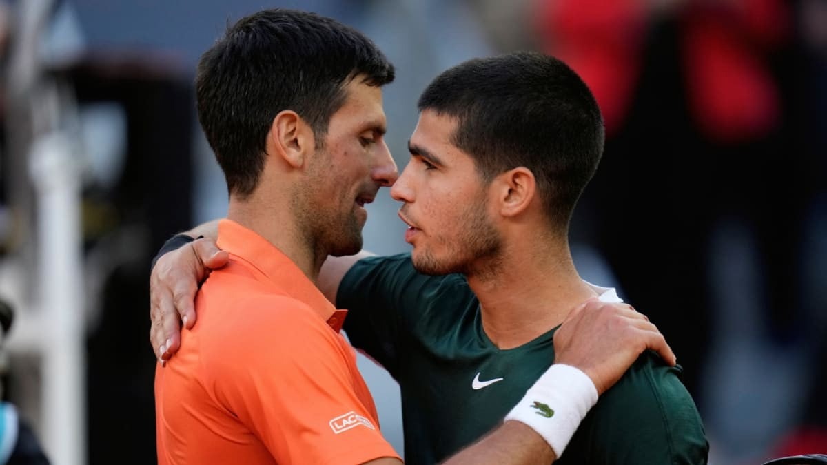 Djokovic chúc mừng Alcaraz sau trận bán kết Madrid Mở rộng 2022, nơi Nole thua sau ba set. Ảnh: AP