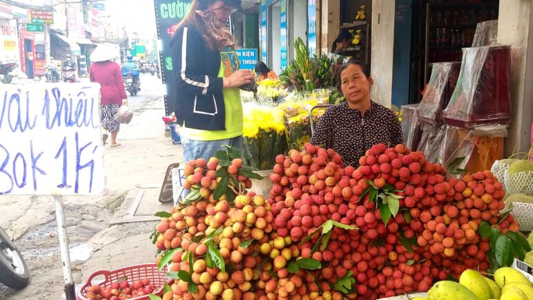 Vải thiều chiếm phần lớn diện tích sạp tại cửa hàng trái cây trên đường Lê Đức Thọ (Gò Vấp). Ảnh: Thi Hà