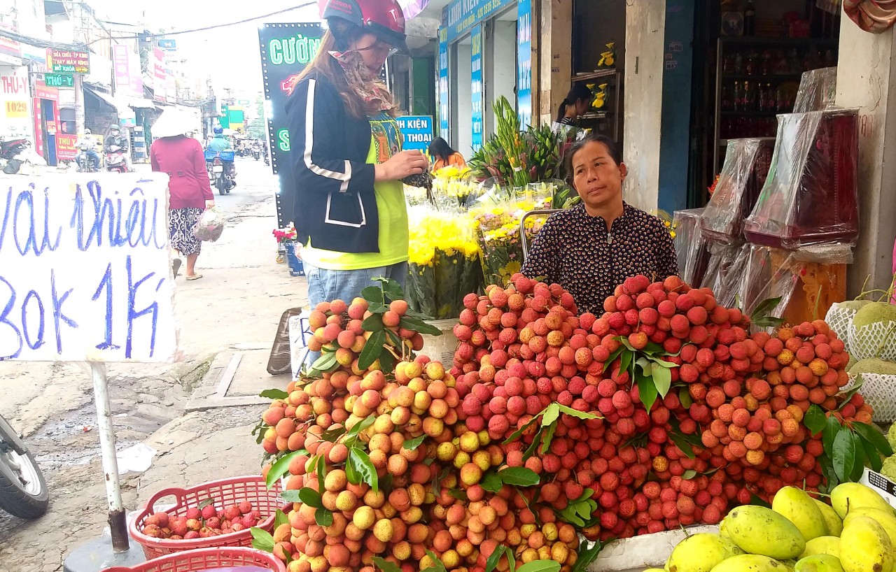 Vải thiều chiếm phần lớn diện tích sạp tại cửa hàng trái cây trên đường Lê Đức Thọ (Gò Vấp). Ảnh: Thi Hà