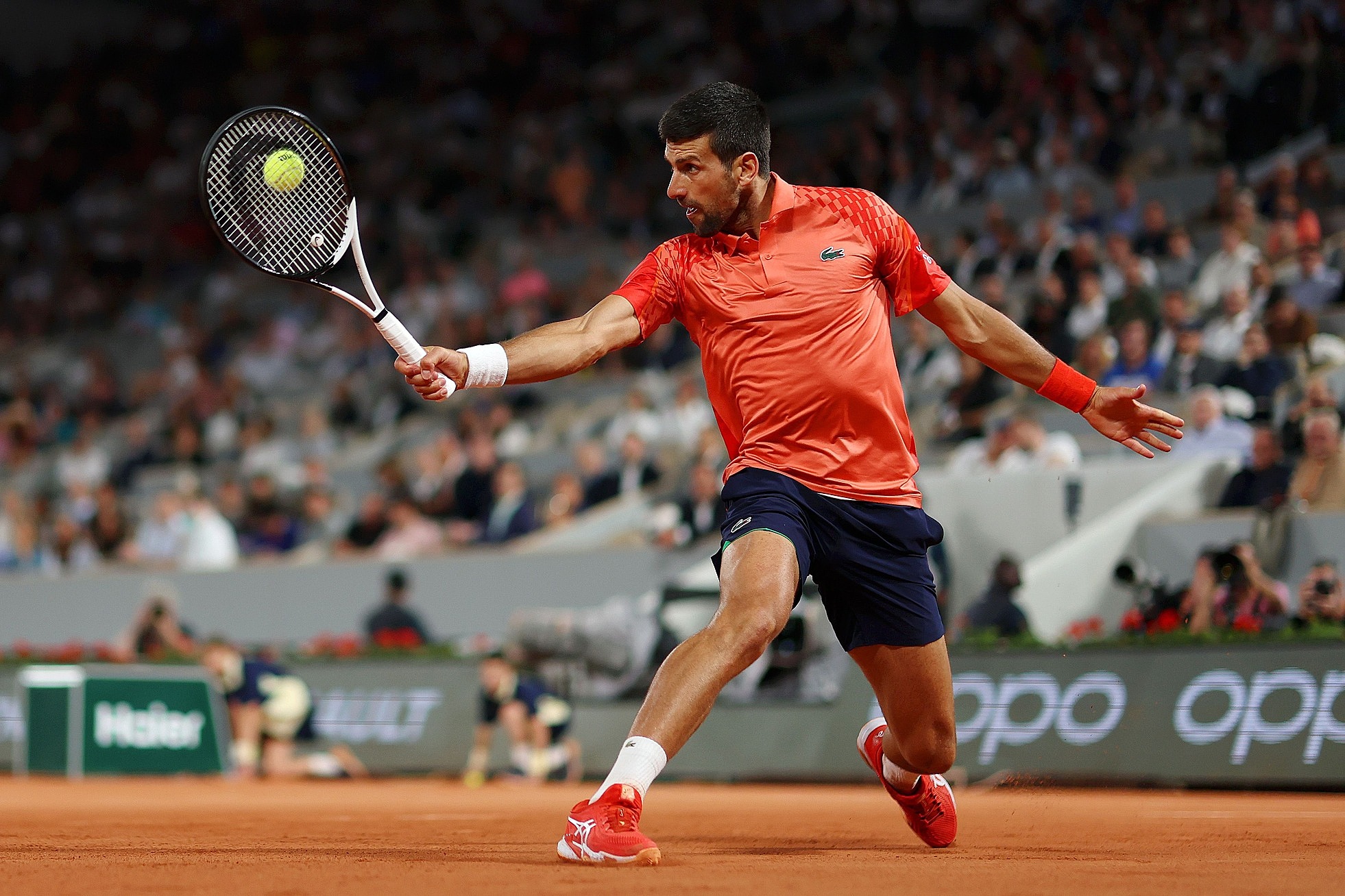 Djokovic ở trận thắng Fucsovics tại vòng hai hôm 31/5. Ảnh: AP