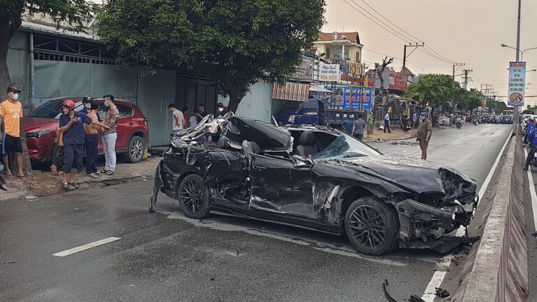 Ôtô gây tai nạn bẹp rúm. Ảnh: Yên Khánh