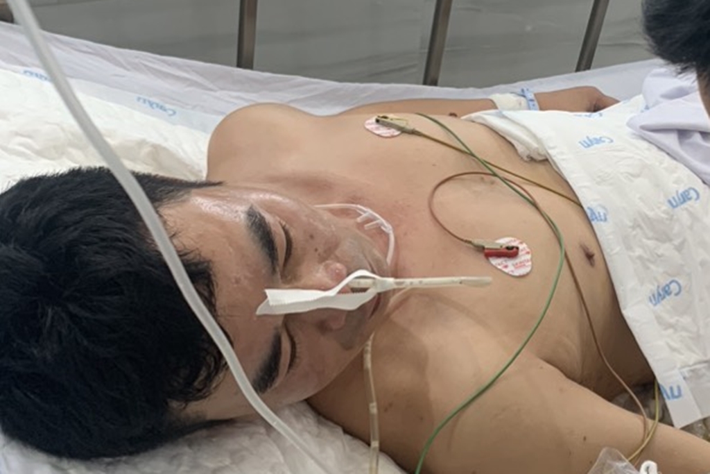 Anh Ninh đã tỉnh sau khi được phẫu thuật lấy viên đạn ở bụng. Ảnh: Lê Tân