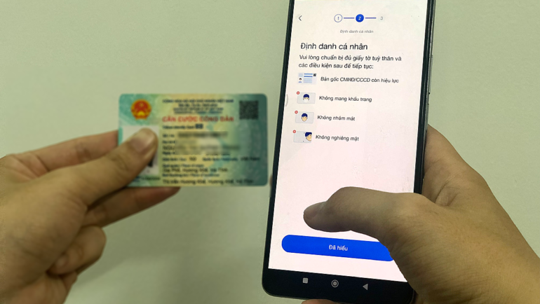 Mở tài khoản ngân hàng bằng phương thức định danh điện tử (eKYC). Ảnh: Quỳnh Trang