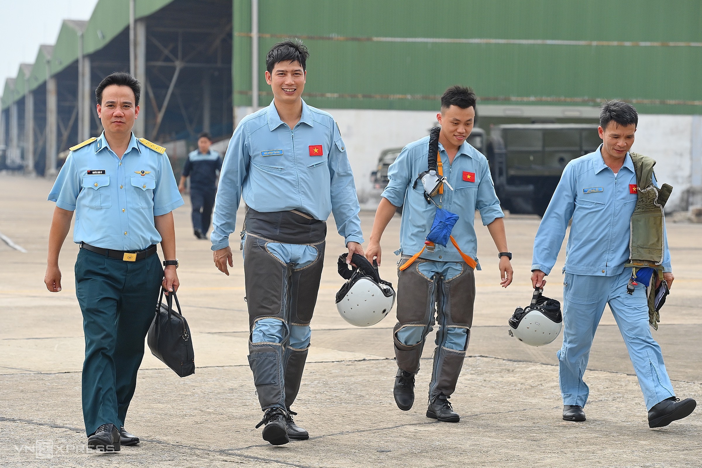 Trung tá Bùi Đình Thảo cùng đồng đội trò chuyện khi vừa hoàn thành bài thi đánh chặn mục tiêu trên không, hôm 17/7. Ảnh: Giang Huy