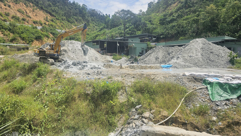 Mỏ vàng bãi ruộng chất đống chất thải sáng 19/7. Ảnh: Đắc Thành