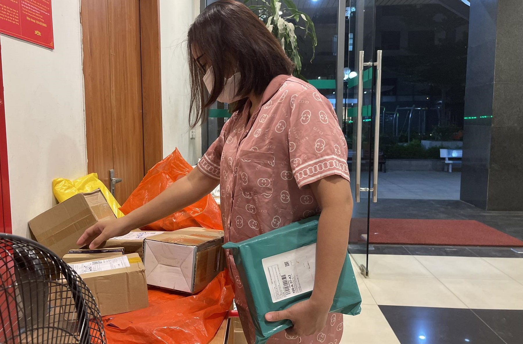 Cư dân lấy đồ đặt ở sảnh chung cư nơi chị Bích Hằng sinh sống. Ảnh nhân vật cung cấp