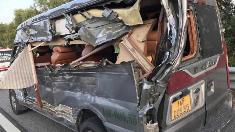 Xe khách biến dạng sau tai nạn, chiều 21/7. Ảnh: Lê Tân