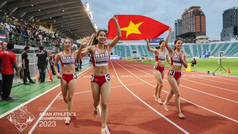 Tổ 4x400m nữ Việt Nam mừng chiến thắng ở chung kết nội dung này của giải vô địch điền kinh châu Á ngày 16/7. Ảnh: AAC