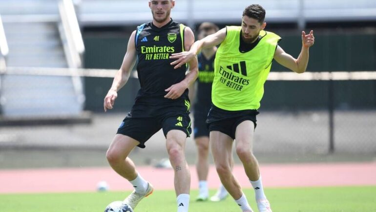 Rice cầm bóng trước sự truy cản của Jorginho trên sân tập tại Washington ngày 18/7. Ảnh: arsenal.com