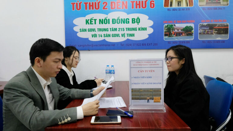 Lao động tham gia ứng tuyển tại phiên giao dịch do Trung tâm Dịch vụ việc làm Hà Nội tổ chức tháng 2/2023. Ảnh: Hồng Chiêu