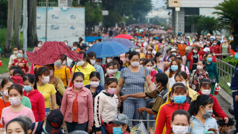 Công nhân Pouyuen - doanh nghiệp đông công nhân nhất TP HCM,  sau giờ tan ca tháng 6/2021. Đầu năm 2023 đến nay, công ty này liên tiếp cắt giảm khoảng 10.900 lao động. Ảnh: Như Quỳnh