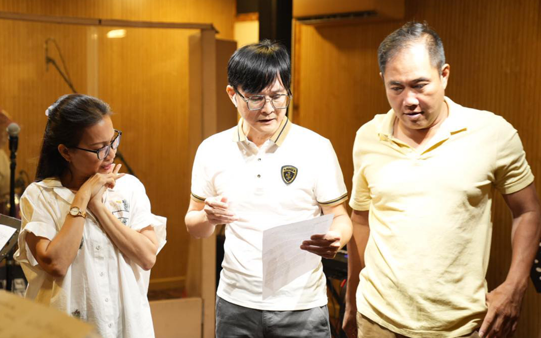 Nhạc sĩ Nguyễn Nhất Huy (giữa) cùng nhạc sĩ Minh Vy (phải), Cẩm Ly bàn bạc về