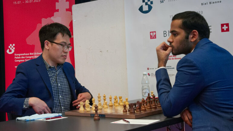 Lê Quang Liêm (trái) trước ván đấu với Arjun Erigaisi tại vòng bốn Biel Grandmaster, Thụy Sĩ ngày 21/7/2022. Ảnh: BCF