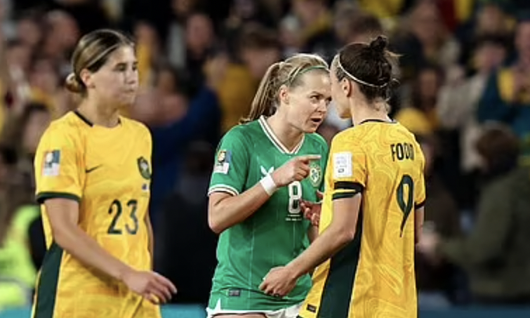 Littlejohn (số 8) tranh cãi với Foord sau trận đấu trên sân Australia ở Sydney tối 20/7/2023. Ảnh: AFP