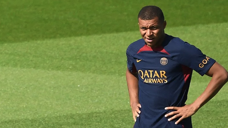 Mbappe bị loại khỏi danh sách du đấu và bị PSG rao bán. Ảnh: AFP