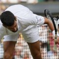 Djokovic và cây vợt bị đập gãy nát tại chung kết Wimbledon. Ảnh: Sky