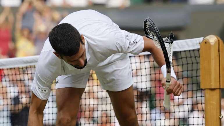 Djokovic và cây vợt bị đập gãy nát tại chung kết Wimbledon. Ảnh: Sky