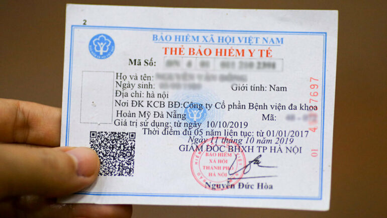 Nếu chưa có căn cước gắn chip, người dân vẫn khám chữa bệnh BHYT bình thường bằng thẻ giấy hoặc ảnh thẻ BHYT trên ứng dụng VssID. Ảnh:Nguyễn Đông