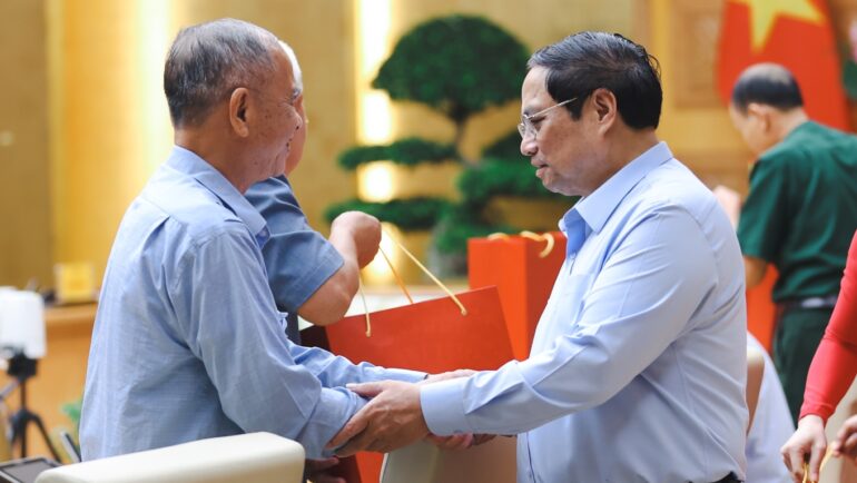 Thủ tướng Phạm Minh Chính gặp người có công tỉnh Nam Định, tháng 7/2023. Ảnh: Nhật Bắc