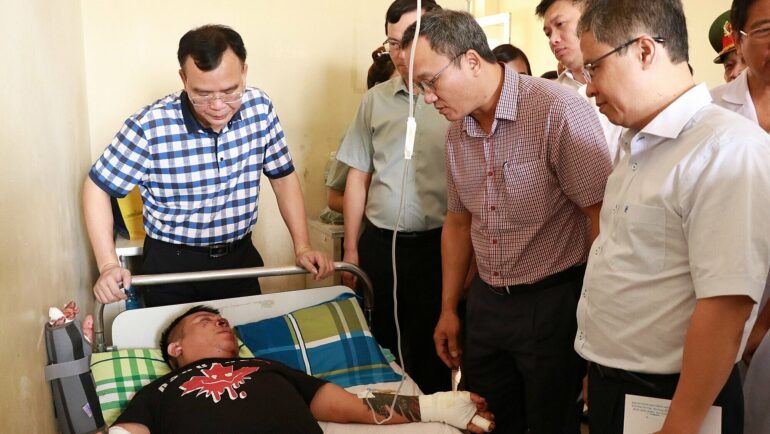 Anh Nguyễn Văn Hoàng nằm trên giường bệnh kể lại sự cố khi lãnh đạo Uỷ ban An toàn giao thông quốc gia vào thăm. Ảnh: Bùi Minh