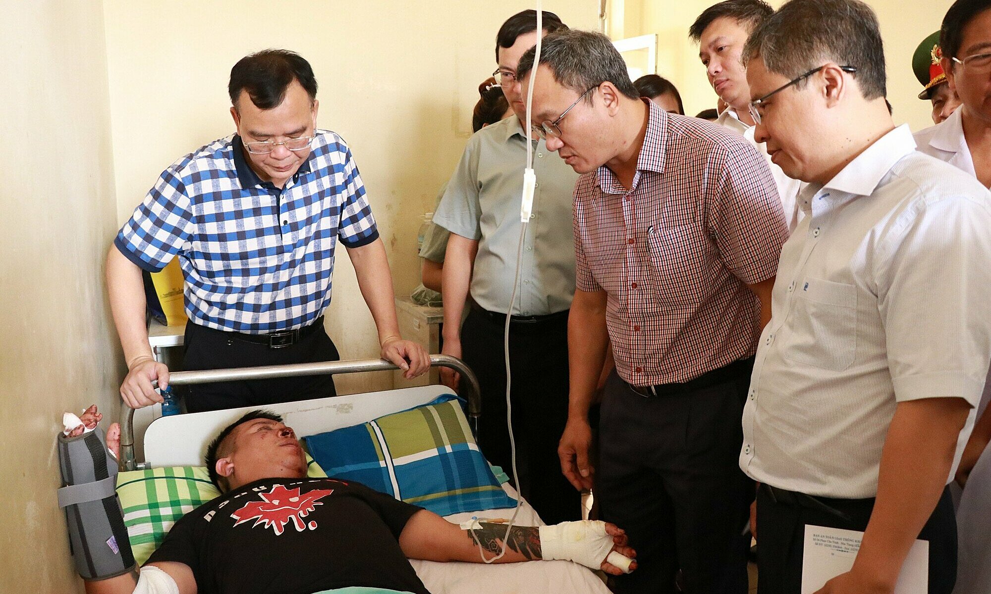 Anh Nguyễn Văn Hoàng nằm trên giường bệnh kể lại sự cố khi lãnh đạo Uỷ ban An toàn giao thông quốc gia vào thăm. Ảnh: Bùi Minh