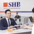 Nhân viên tư vấn cho khách tới giao dịch. Ảnh: SHB