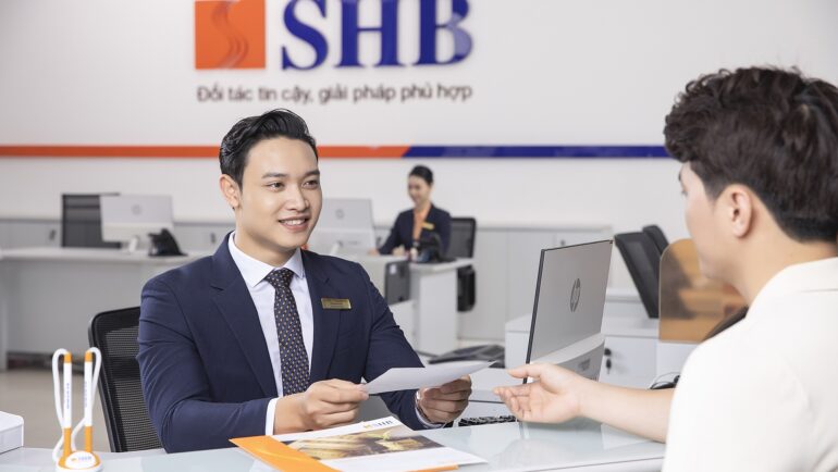 Nhân viên tư vấn cho khách tới giao dịch. Ảnh: SHB