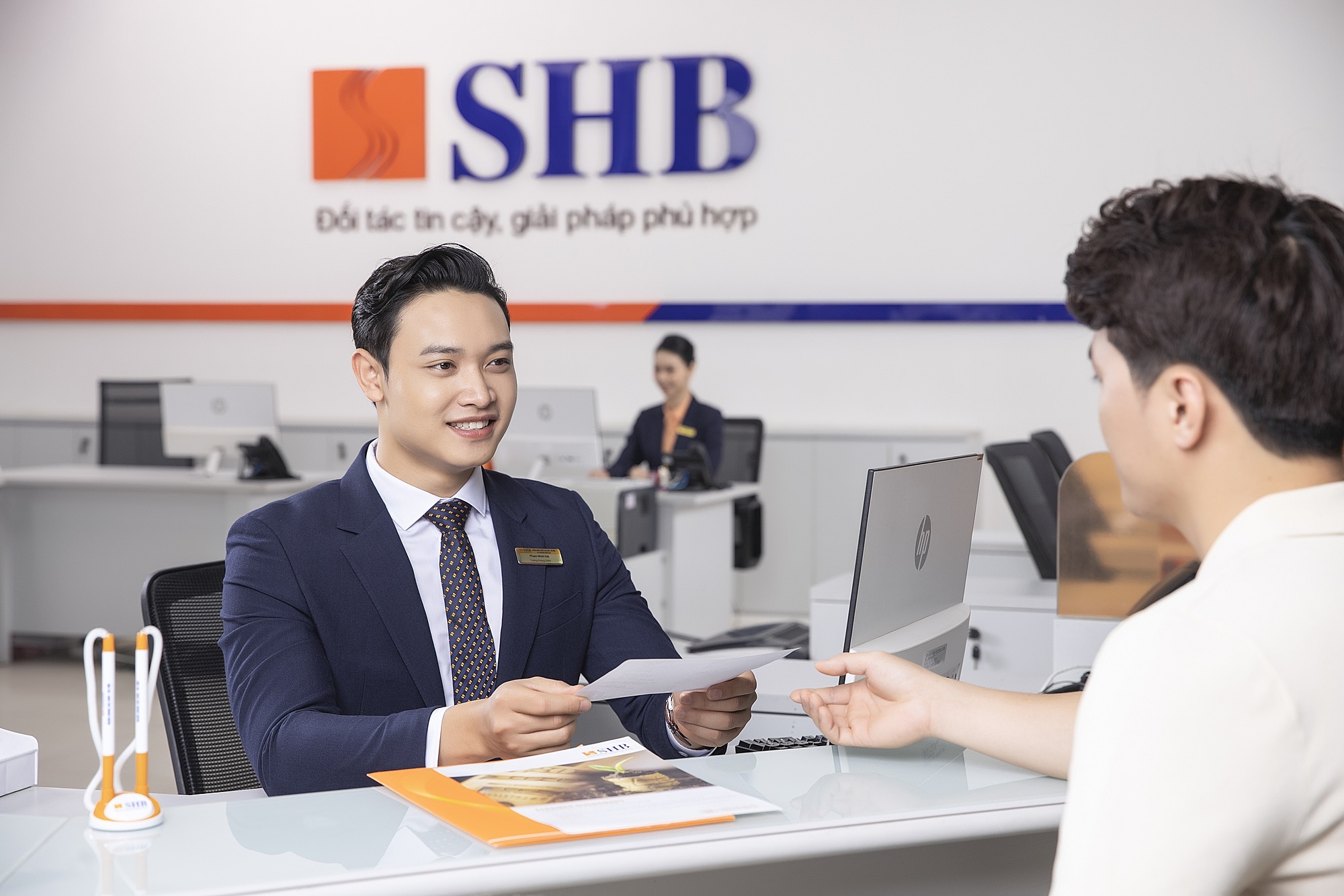 Nhân viên tư vấn cho khách tới giao dịch. Ảnh: SHB