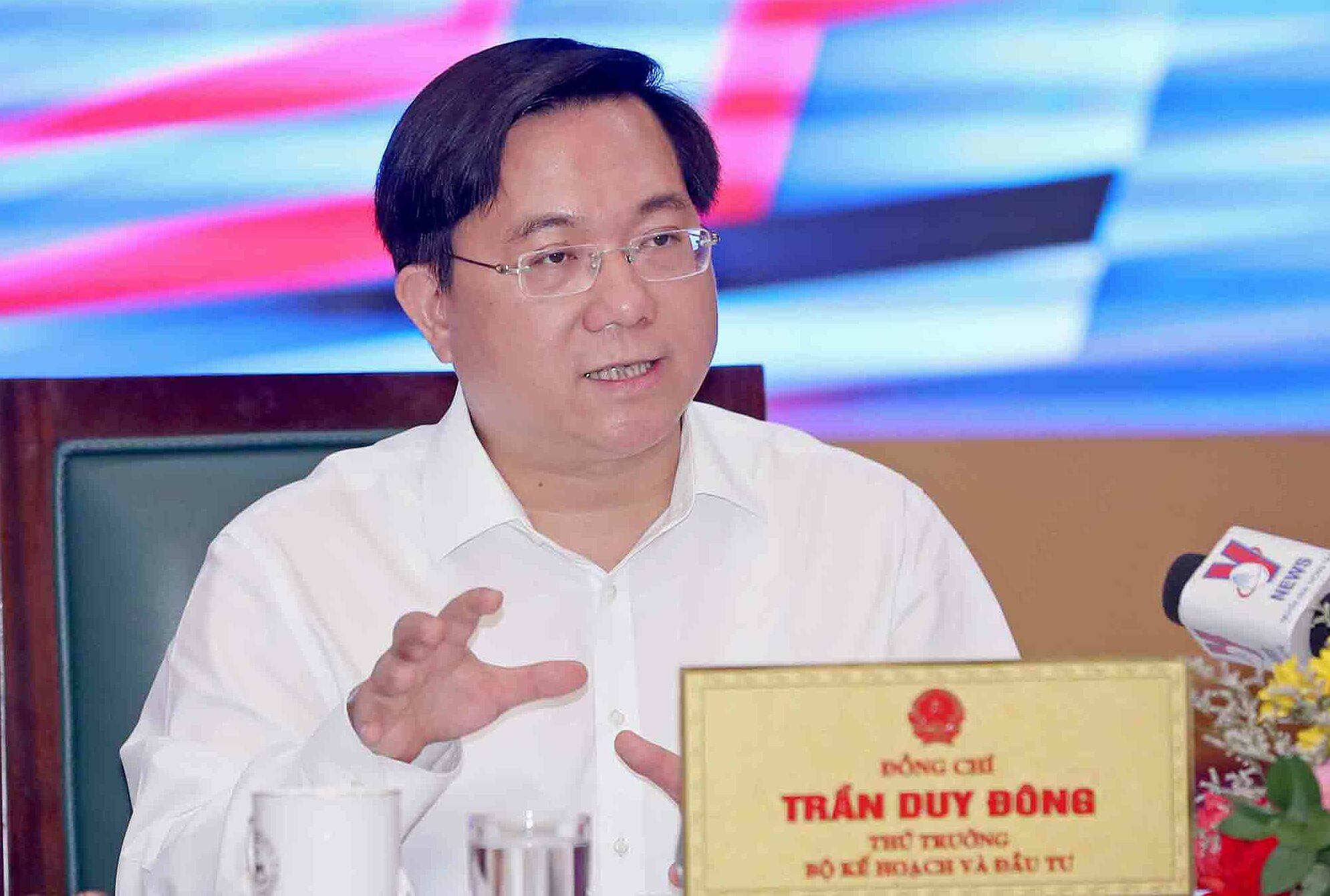 Thứ trưởng Trần Duy Đông phát biểu tại buổi họp báo sáng 15/8. Ảnh: NIC