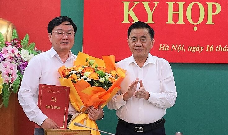 Chủ nhiệm Ủy ban Kiểm tra Trung ương trao quyết định của Bộ Chính trị chuẩn y ông Nguyễn Văn Quyết giữ chức Phó chủ nhiệm Ủy ban, chiều 16/8. Ảnh: UBKTTW