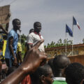 Người biểu tình Niger bên ngoài đại sứ quán Pháp ở thủ đô Niamey ngày 30/7. Ảnh: AFP