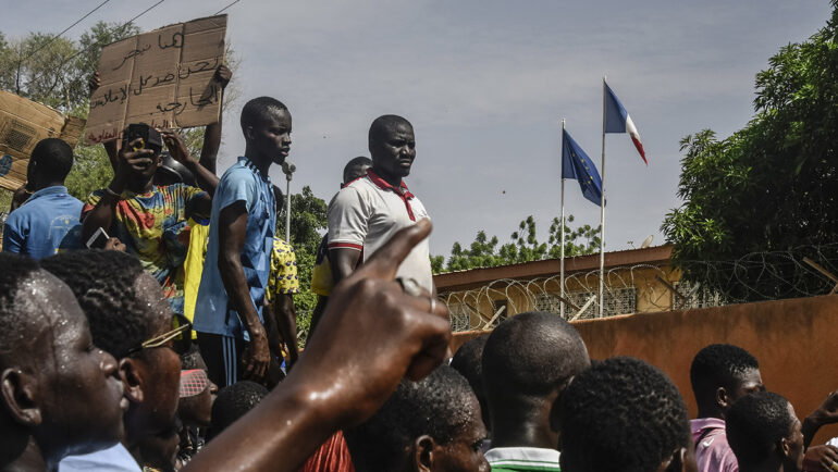 Người biểu tình Niger bên ngoài đại sứ quán Pháp ở thủ đô Niamey ngày 30/7. Ảnh: AFP