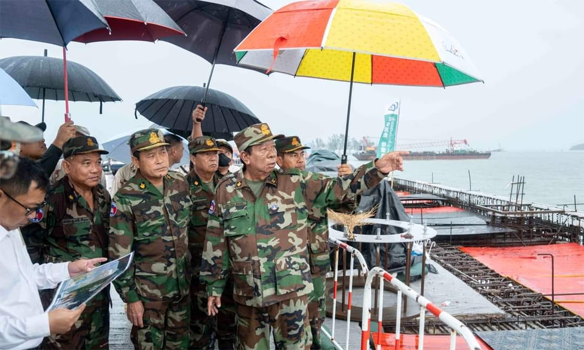 Bộ trưởng Quốc phòng Campuchia, đại tướng Tea Banh (hàng đầu, bên phải) cùng các quan chức và sĩ quan thị sát quân cảng Ream ngày 30/7. Ảnh: BQP Campuchia