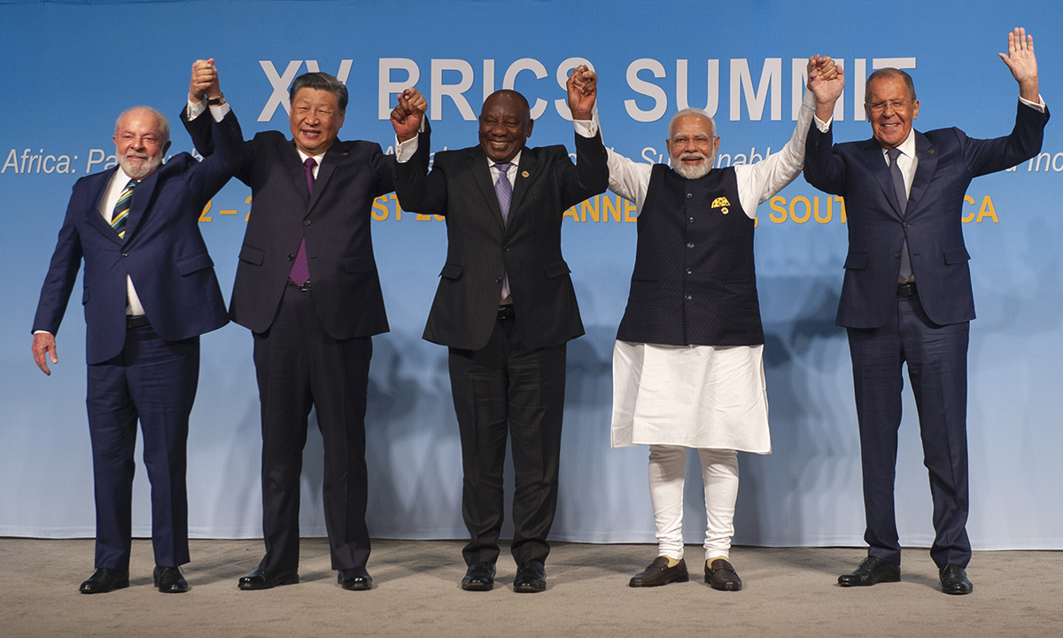 Lãnh đạo và quan chức các nước thành viên BRICS tại Johannesburg, Nam Phi ngày 23/3. Ảnh: AFP